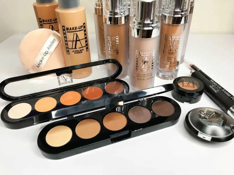 Co jest potrzebne do profesjonalnego makijażu? Niezbędne kosmetyki i narzędzia