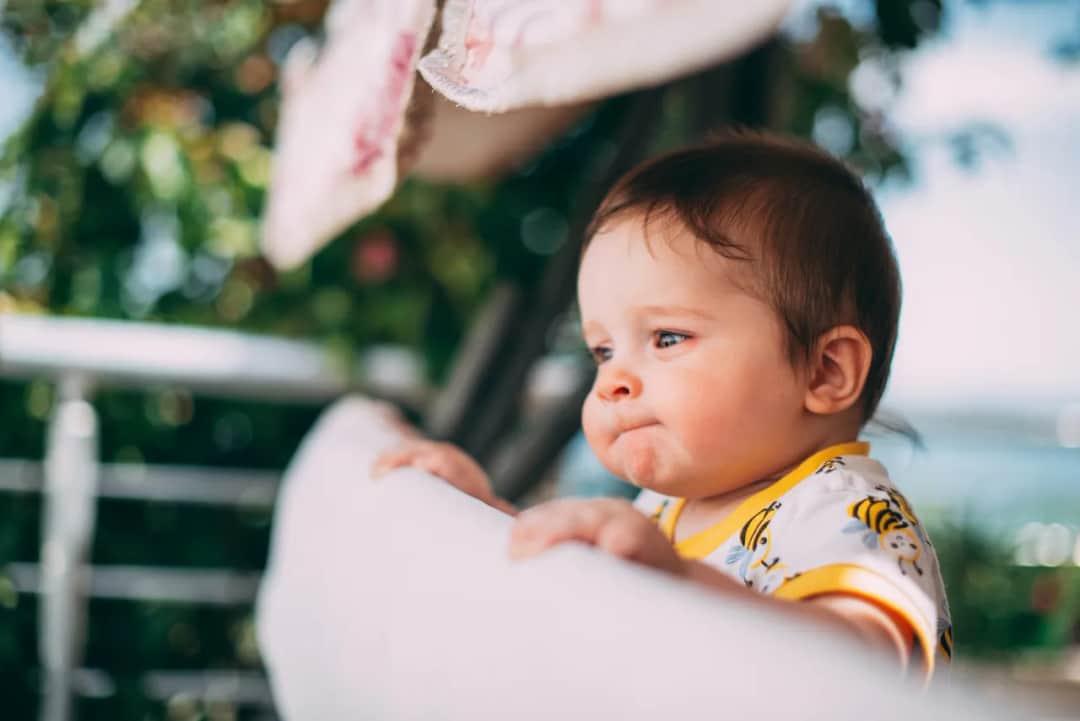 Roczne dziecko budzi się co godzinę? Poznaj przyczyny i rozwiązania