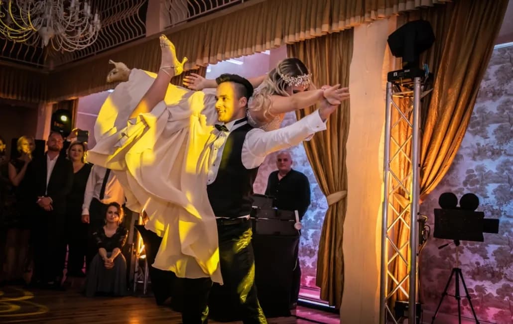 Jak tańczyć w sukni rybce i uniknąć najczęstszych błędów tanecznych