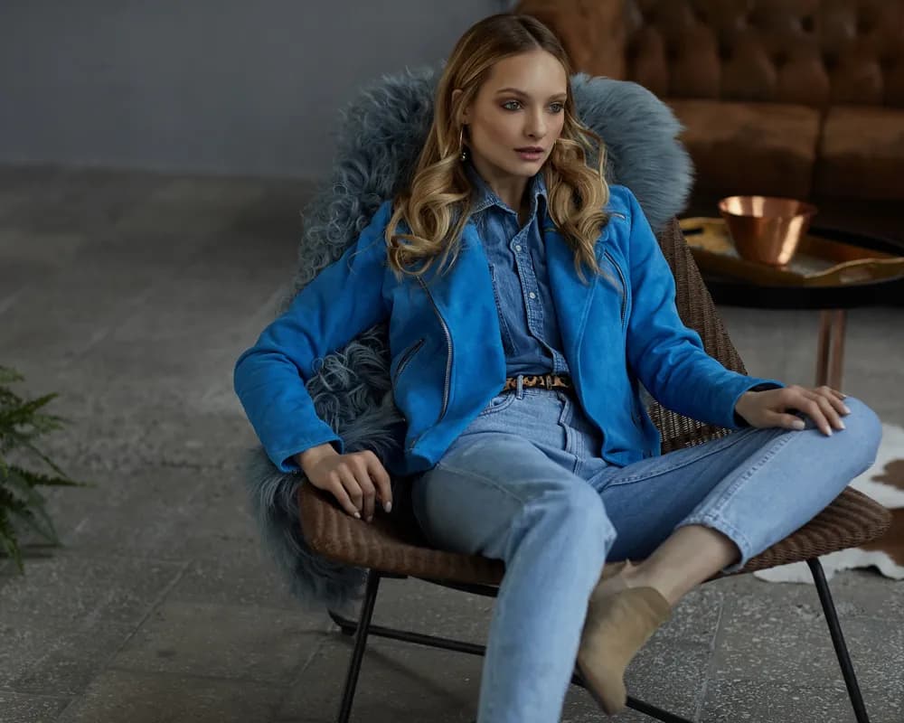 Granatowa ramoneska stylizacje – jak stworzyć niezapomniane looki?