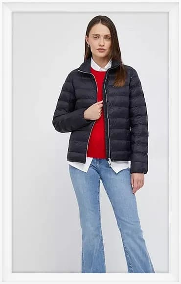 Granatowa kurtka stylizacje: 7 inspiracji na każdą okazję