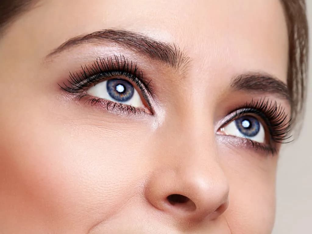 Jak optycznie powiększyć oczy makijażem? Sprawdzone techniki i triki.