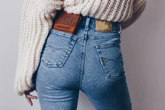 Spodnie skinny damskie - co to znaczy i jak je nosić w modzie?