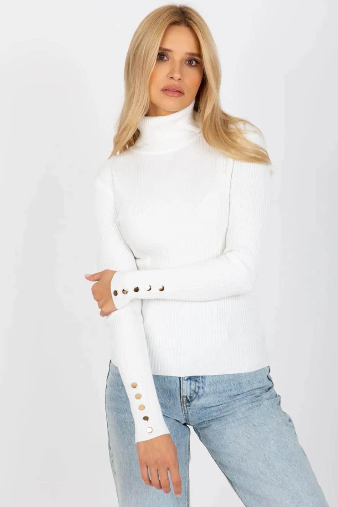 Biały golf damski: 7 stylizacji na każdą okazję - trendy 2023