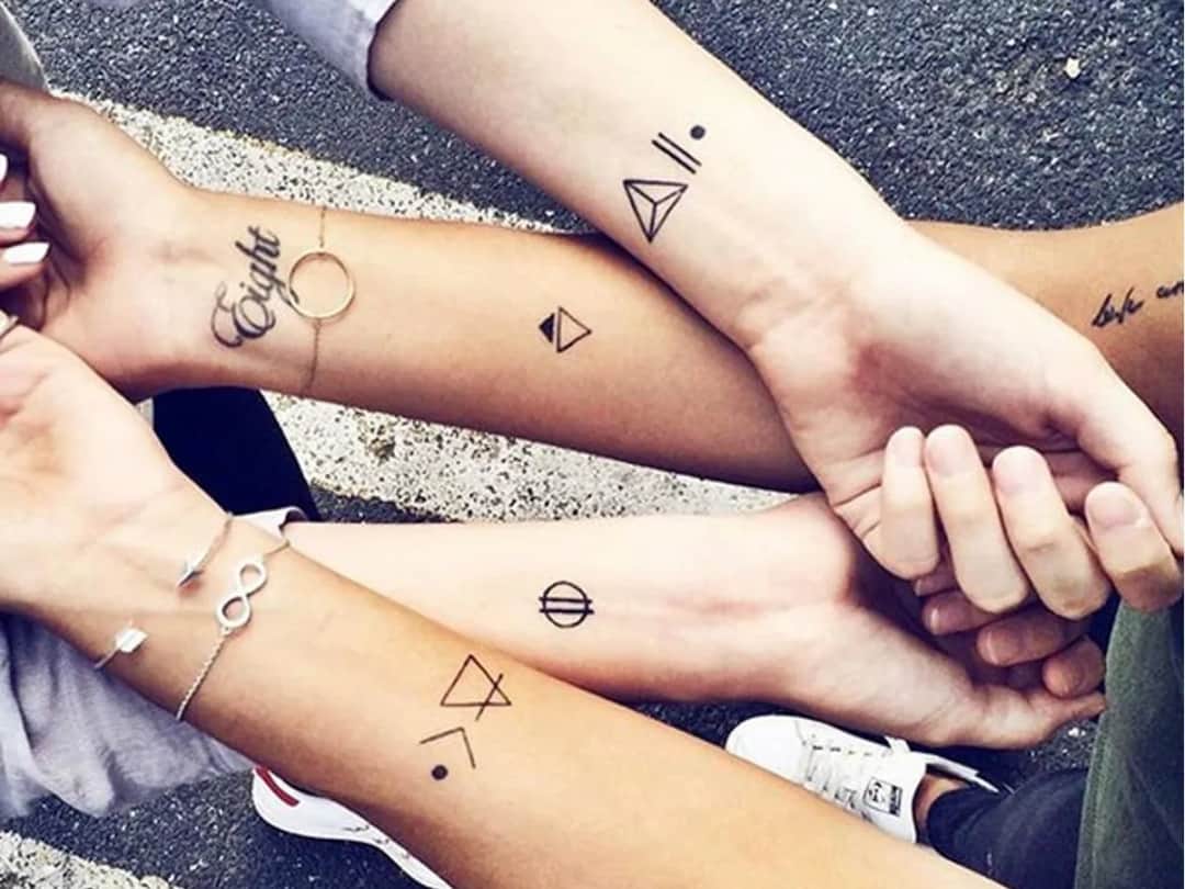 Małe tatuaże damskie - ich znaczenie i symbolika, które warto znać