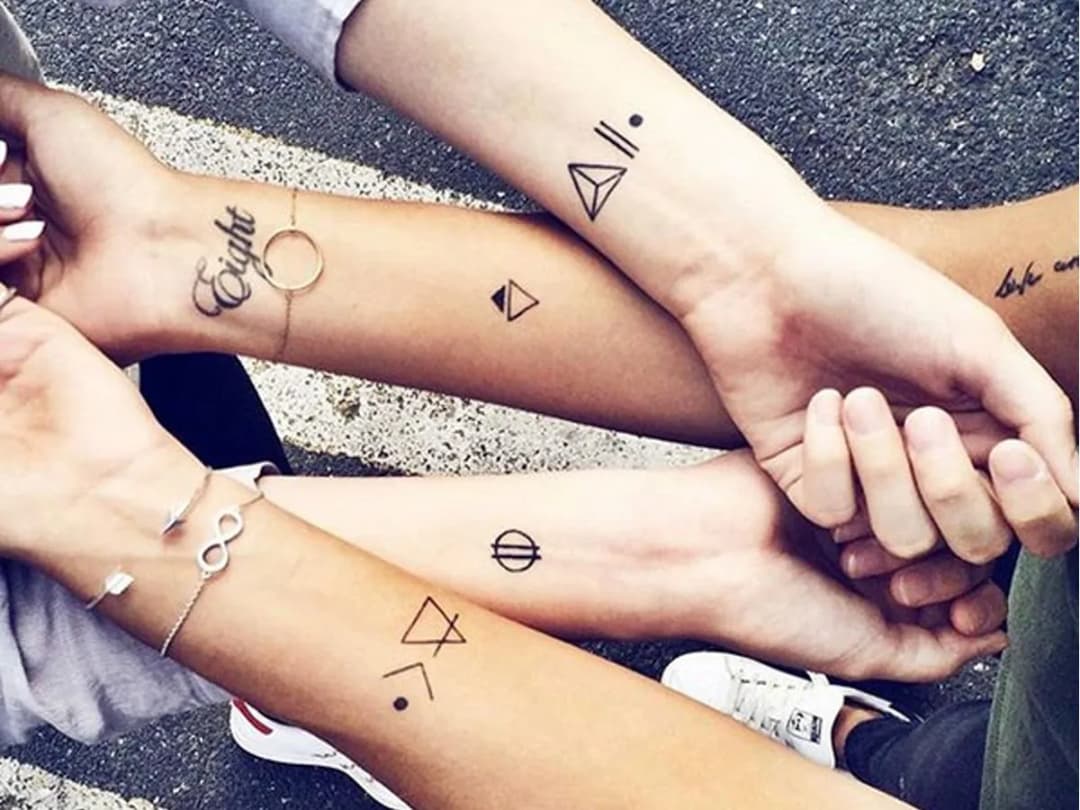 Małe tatuaże damskie - ich znaczenie i symbolika, które warto znać