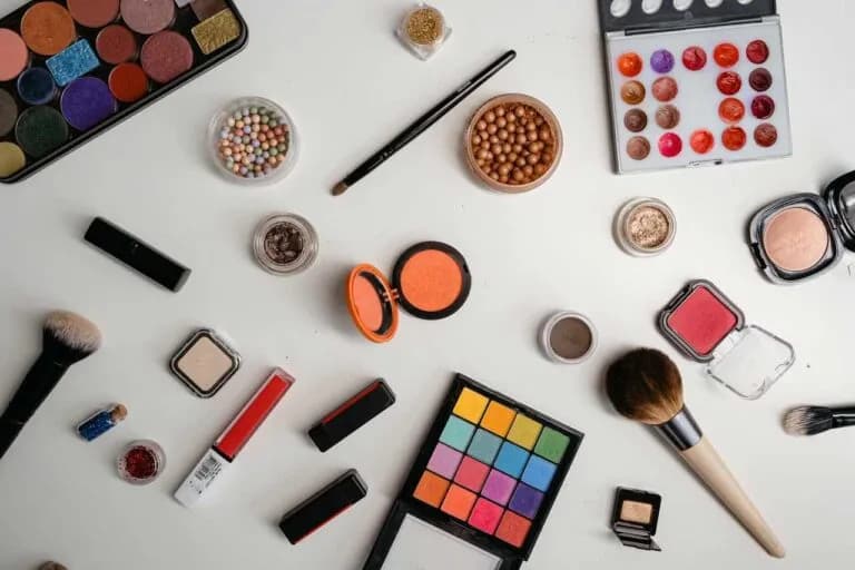 Co jest potrzebne do makijażu: 10 niezbędnych produktów