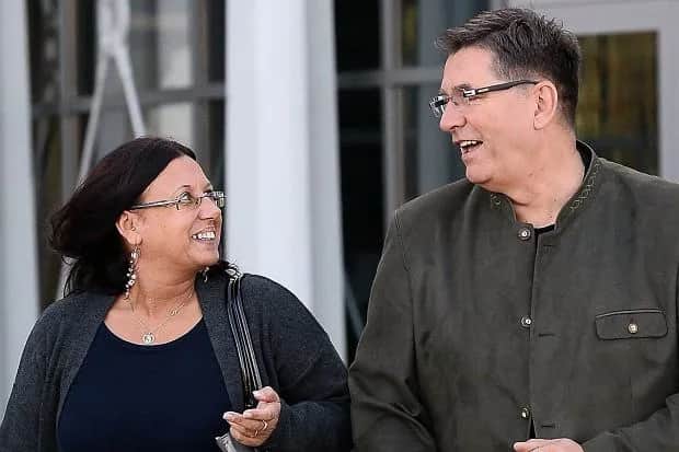 Ile lat ma żona Sławomira Świerzyńskiego? Zaskakujące fakty o Renacie!