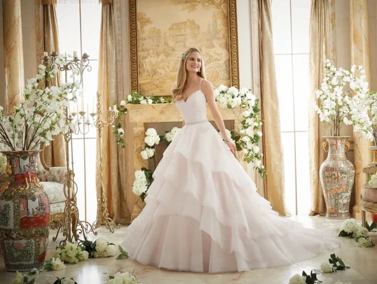 Jaki kolor sukni ślubnej do jasnej karnacji, aby wyglądać olśniewająco?