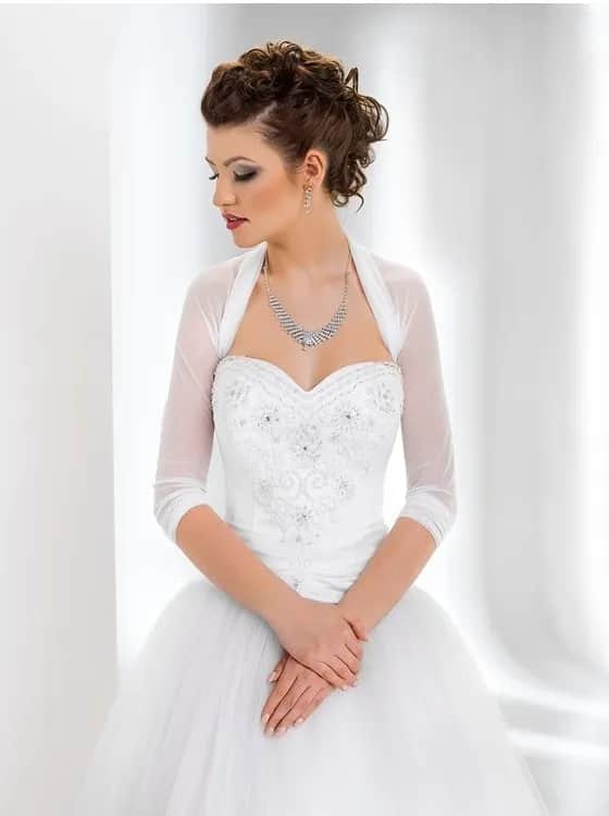 Jakie dodatki do sukni ślubnej? 10 niezbędnych akcesoriów