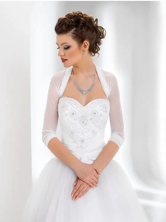 Jakie dodatki do sukni ślubnej? 10 niezbędnych akcesoriów